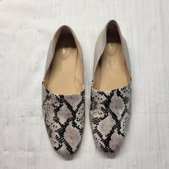 Clarks Pure Tone Woman's size 9 Cushion Plus Gray Snake Python Slip-on-Loafer - Picture 1 of 9